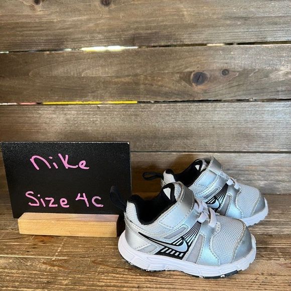 Childrens Little Kids Nike Dart 10 Silver Athletic Sneakers Shoes‎ Size 4 C EUC - Picture 1 of 5